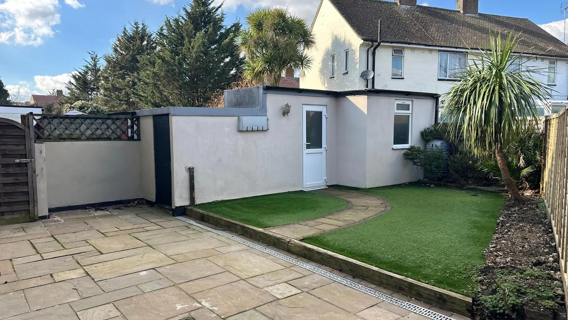 5 Ensuite Bedroom Home Near Heathrow & Business Hubs Ideal For Contractors! Northolt  Holiday home Northolt (Greater London)