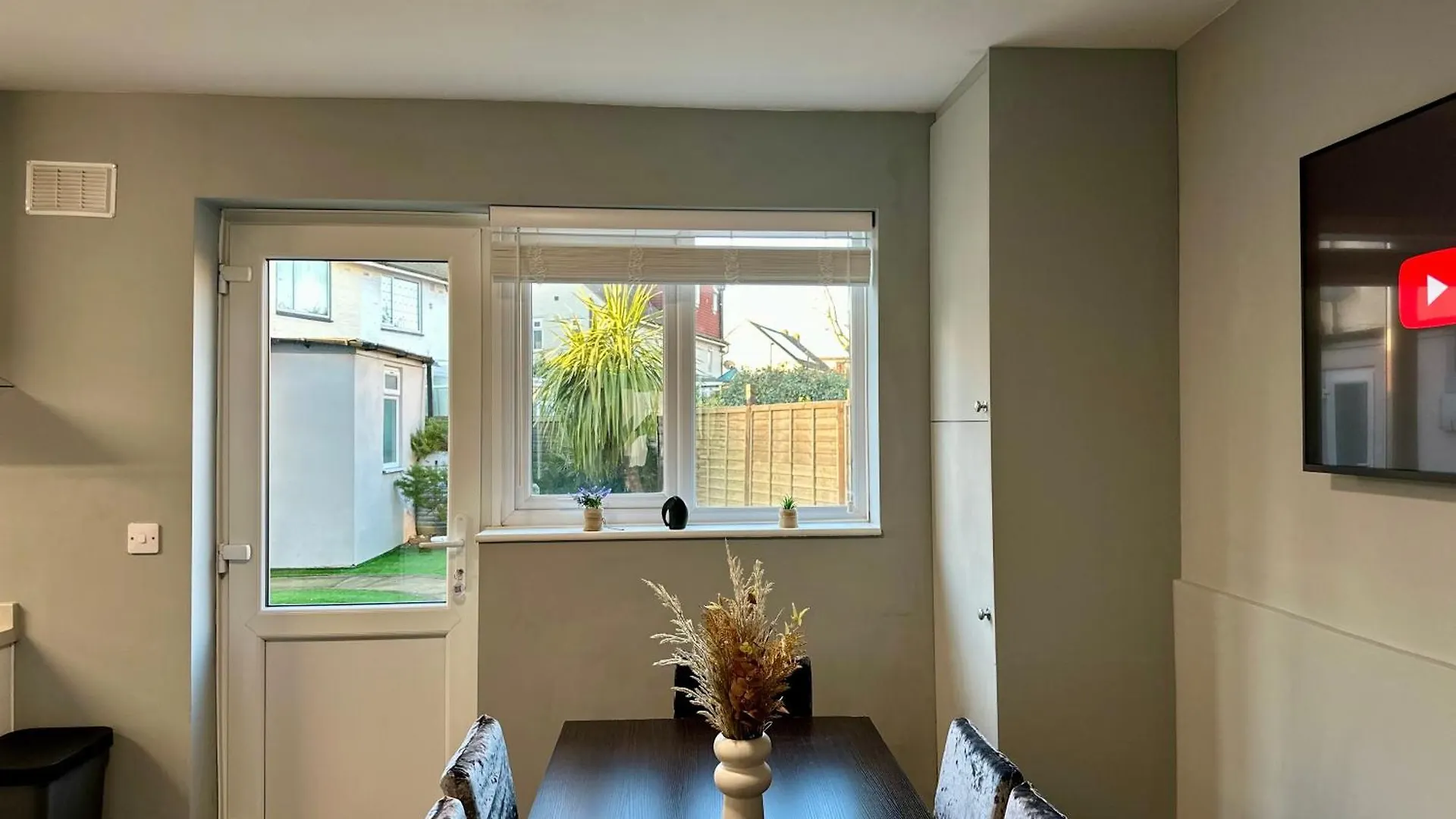 5 Ensuite Bedroom Home Near Heathrow & Business Hubs Ideal For Contractors! Northolt  Holiday home