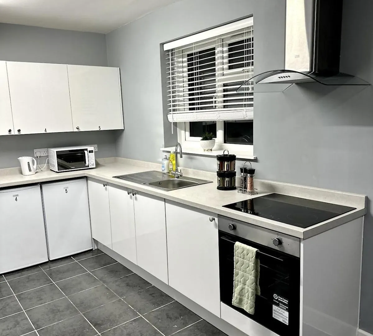 5 Ensuite Bedroom Home Near Heathrow & Business Hubs Ideal For Contractors! Northolt  Northolt (Greater London)