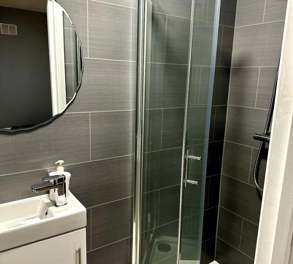 5 Ensuite Bedroom Home Near Heathrow & Business Hubs Ideal For Contractors! Northolt  0*, Northolt (Greater London) United Kingdom