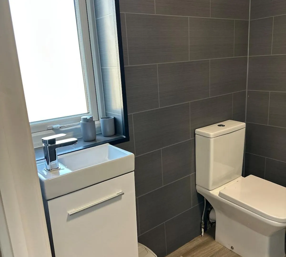 5 Ensuite Bedroom Home Near Heathrow & Business Hubs Ideal For Contractors! Northolt  Holiday home Northolt (Greater London)
