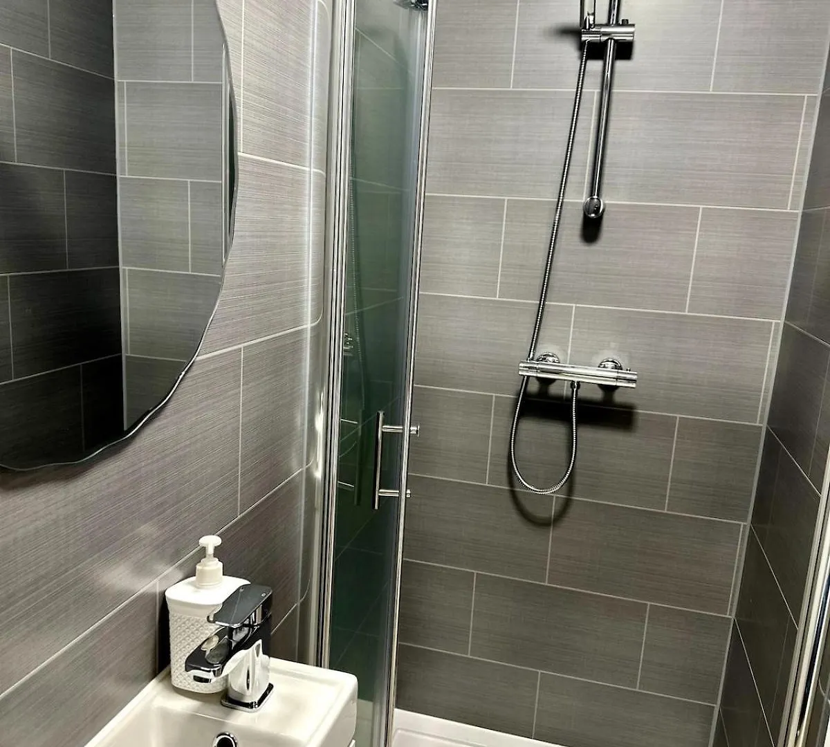5 Ensuite Bedroom Home Near Heathrow & Business Hubs Ideal For Contractors! Northolt  Northolt (Greater London)